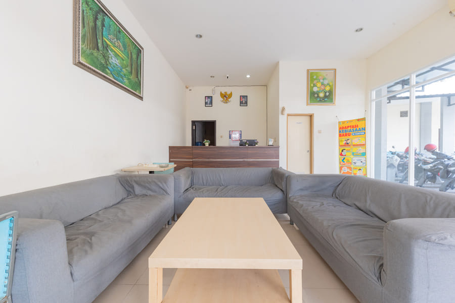 RedDoorz @ Kings Hotel near CSB Mall