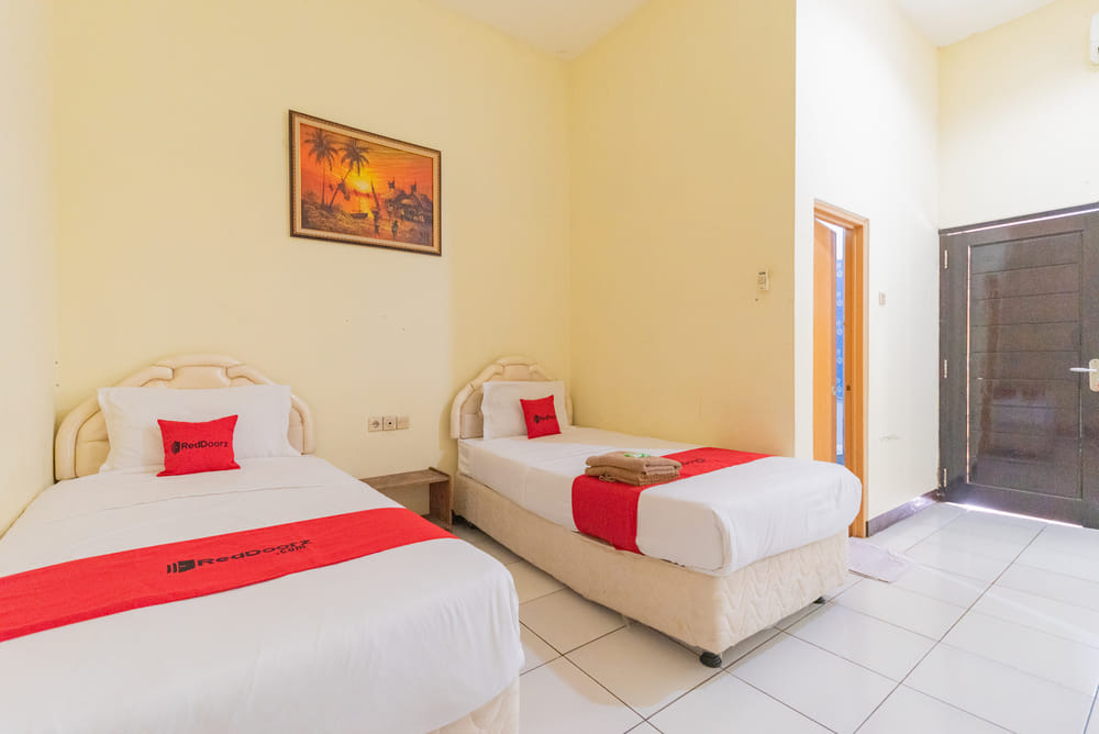 RedDoorz Twin Room