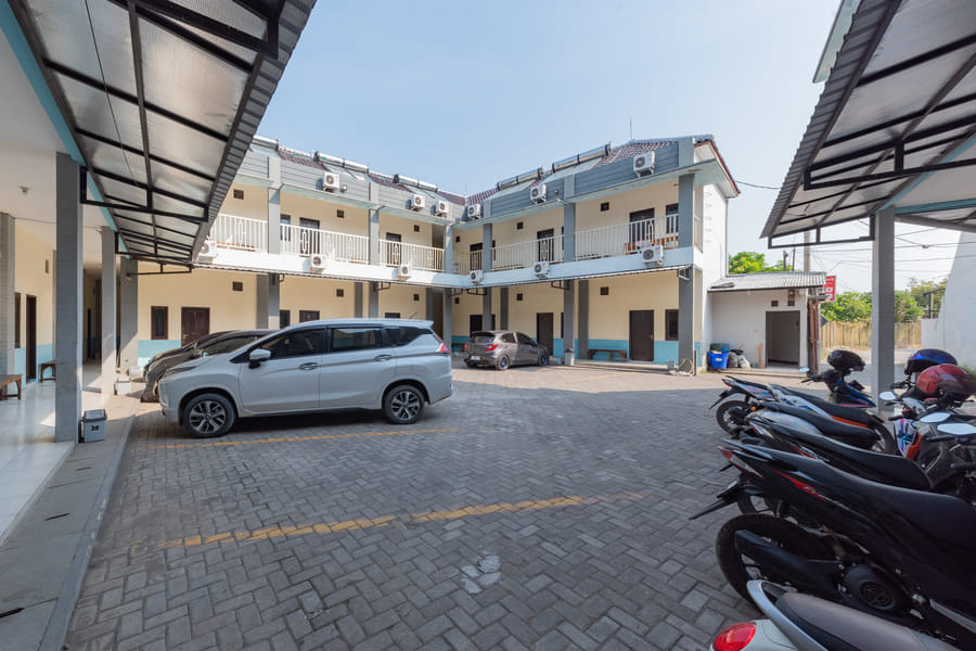 RedDoorz @ Kings Hotel near CSB Mall