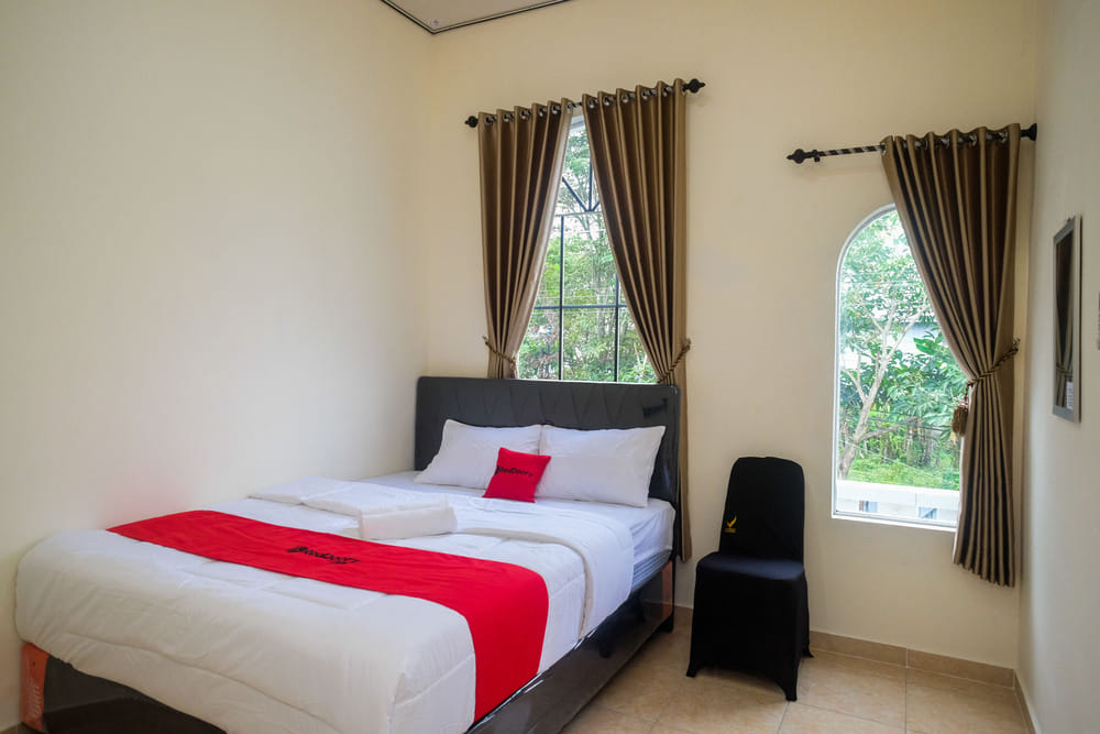 RedDoorz Deluxe Room
