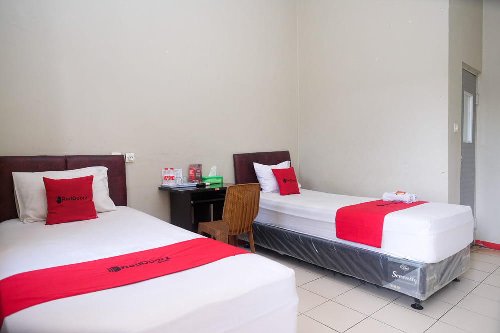 RedDoorz Twin Room