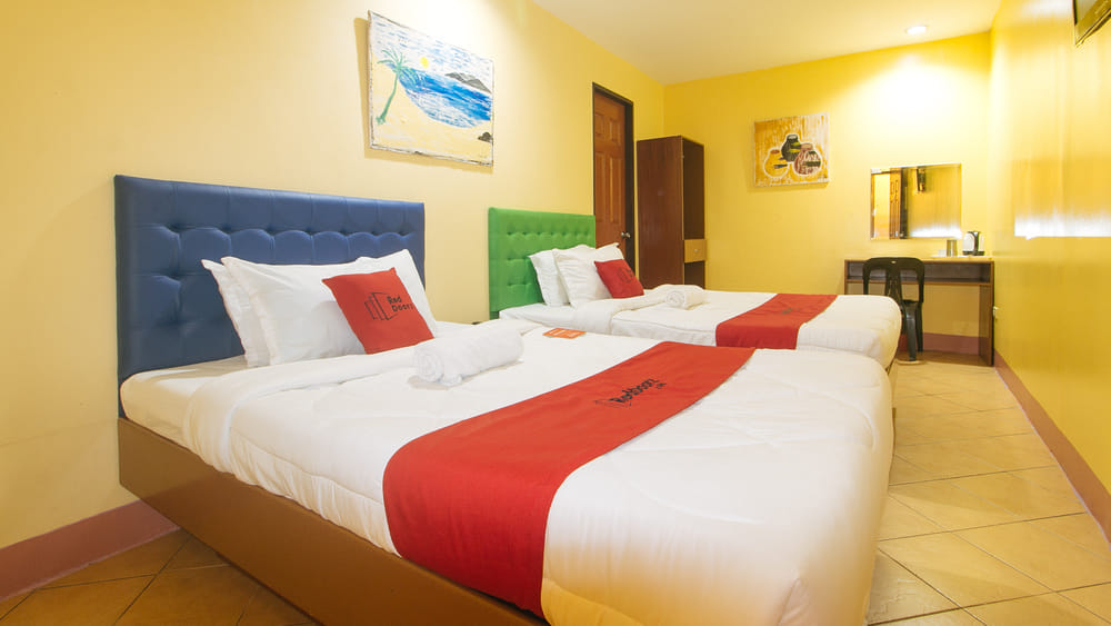 RedDoorz Deluxe Twin Room