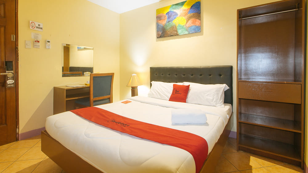 RedDoorz Superior Room