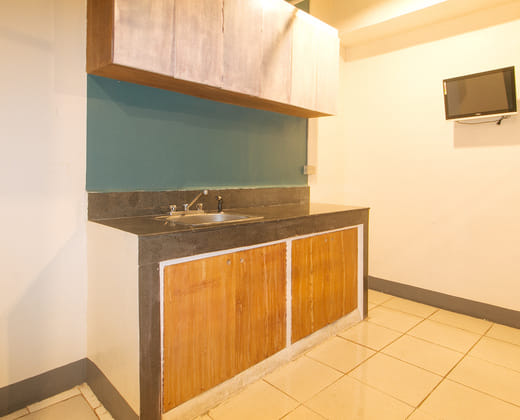 RedDoorz @ Crowne One Condo