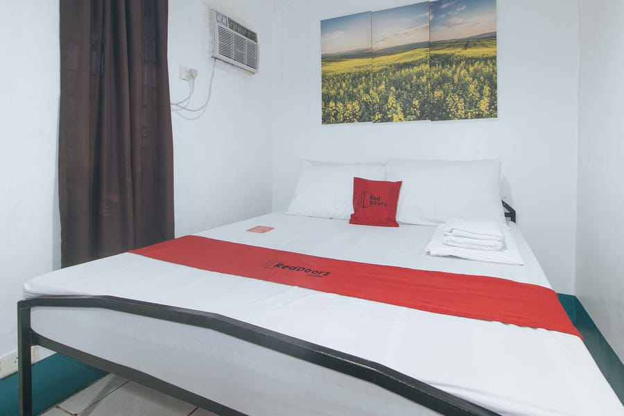 RedDoorz @ Crowne One Condo