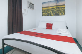 RedDoorz @ Crowne One Condo