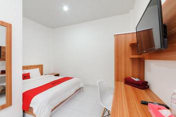 RedDoorz Plus Syariah near Mall Boemi Kedaton Lampung