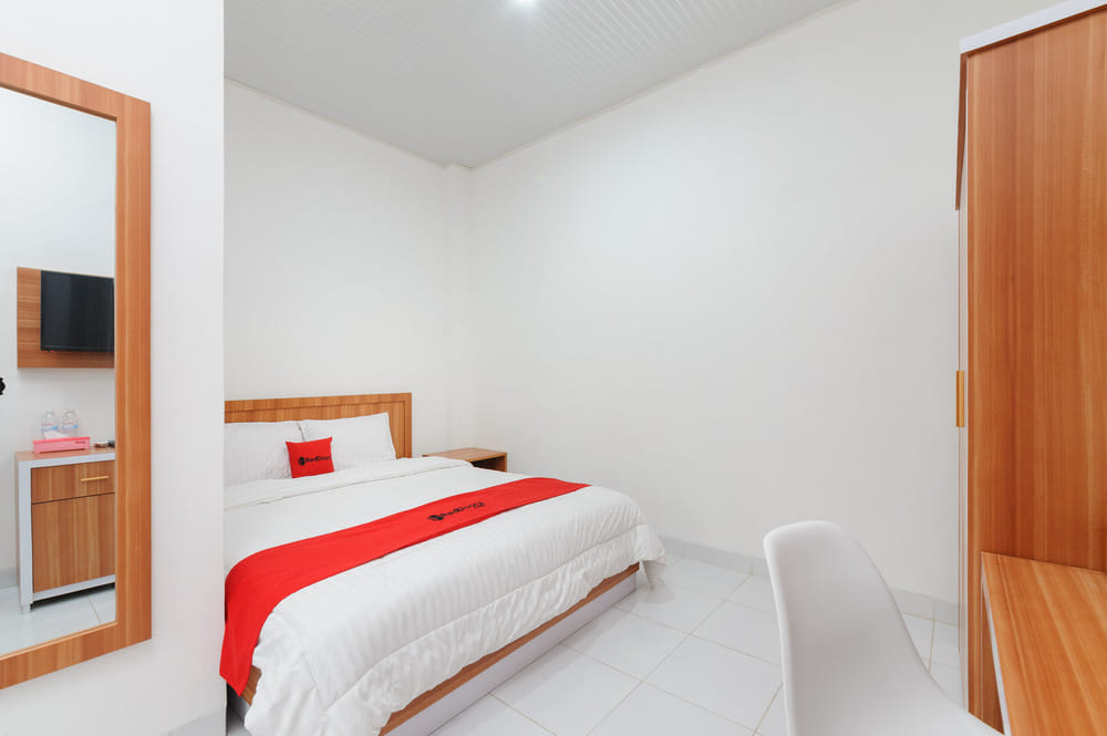 RedDoorz Deluxe Room
