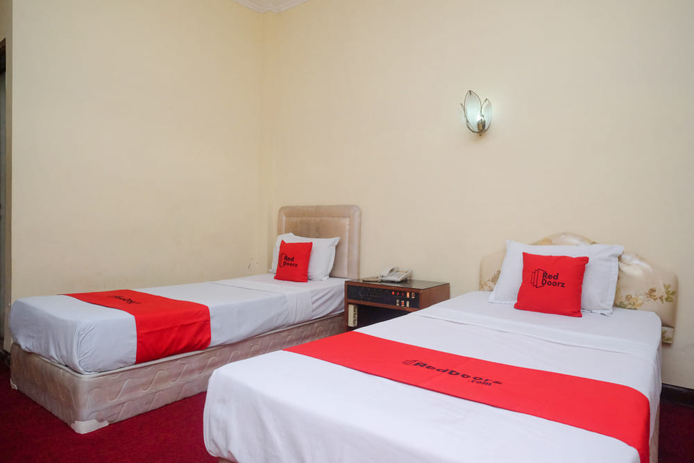 RedDoorz Deluxe Twin Room