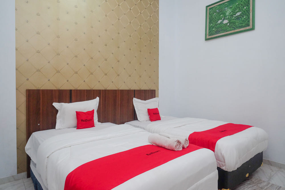 RedDoorz Deluxe Twin Room