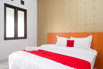 RedDoorz near Stasiun Purwosari