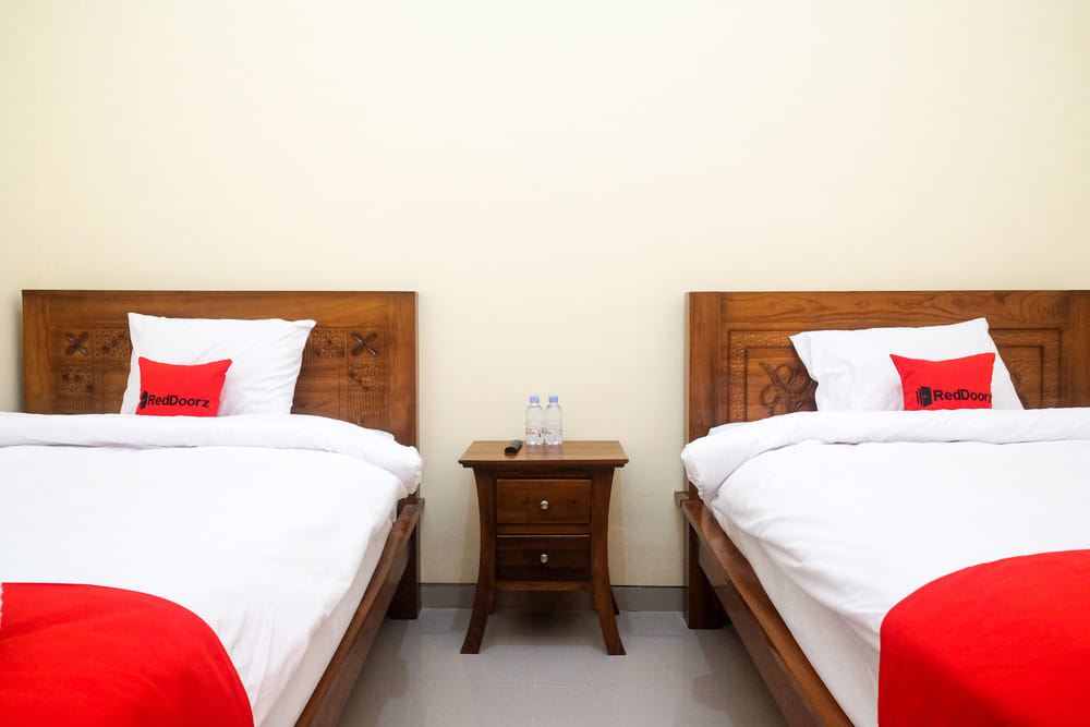 RedDoorz Twin Room