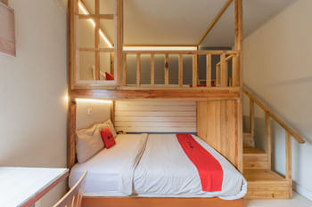 RedDoorz Plus near Asia Afrika 3