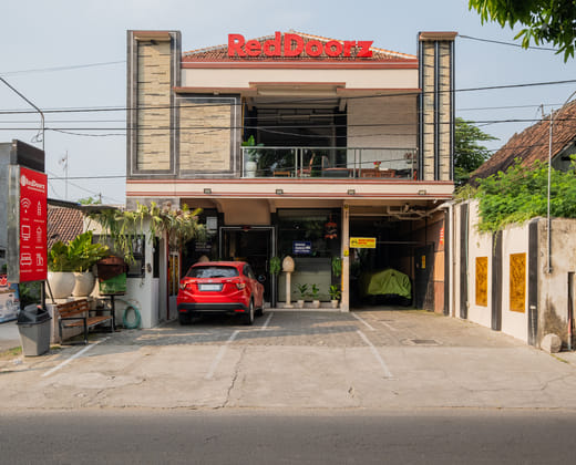RedDoorz Near Kampung Inggris Pare.