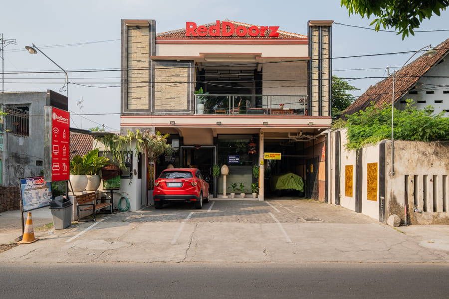 RedDoorz Near Kampung Inggris Pare.
