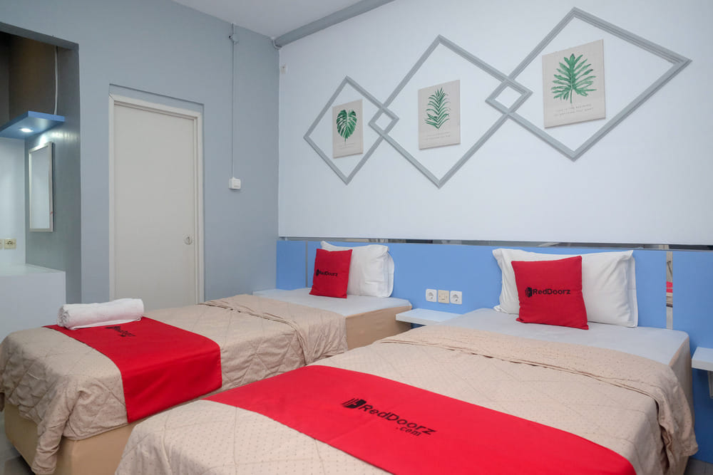 RedDoorz Twin Room