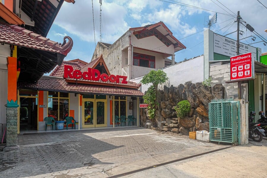 RedDoorz Plus near Alun Alun Selatan