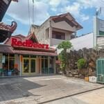 RedDoorz Plus near Alun Alun Selatan