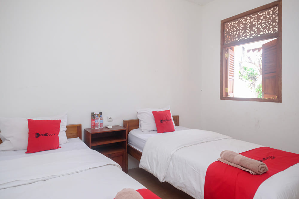 RedDoorz Twin Room