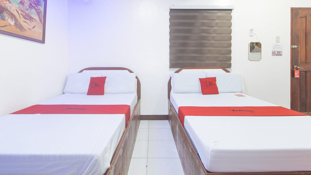 RedDoorz Twin Room