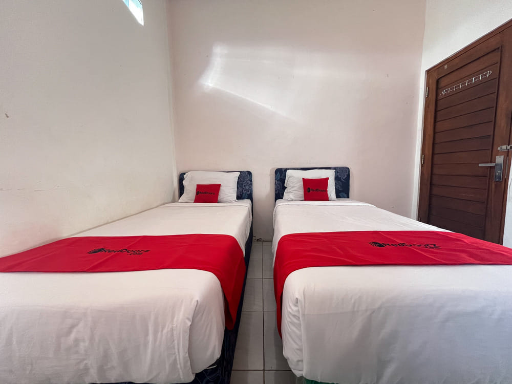 RedDoorz Twin Room
