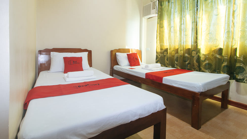 RedDoorz Twin Room
