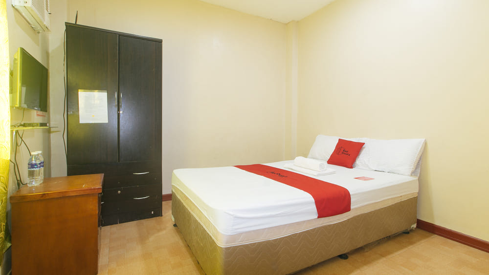RedDoorz Deluxe Room