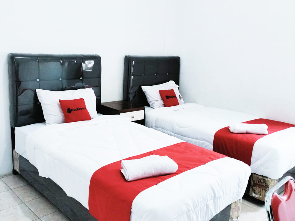 RedDoorz Twin Room