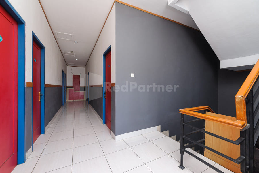 RedDoorz near Sarinah Mall