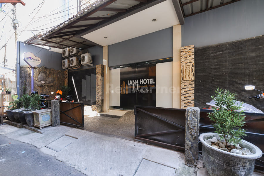 RedDoorz near Sarinah Mall