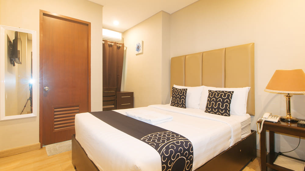 RedDoorz Deluxe Double Room