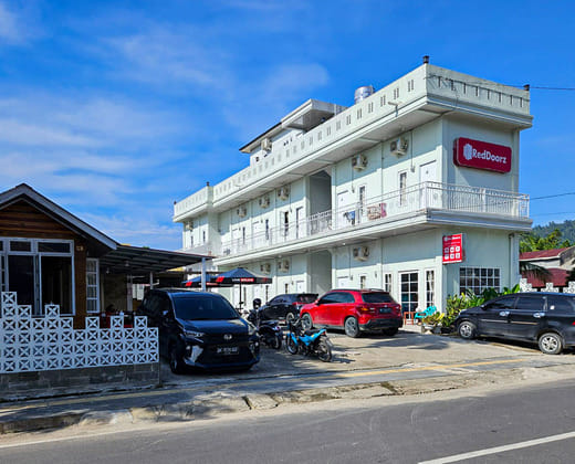 RedDoorz Syariah near Kantor Bupati Pantai Pandan Sibolga