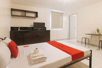 RedDoorz @ The Vjour Hotel Makati