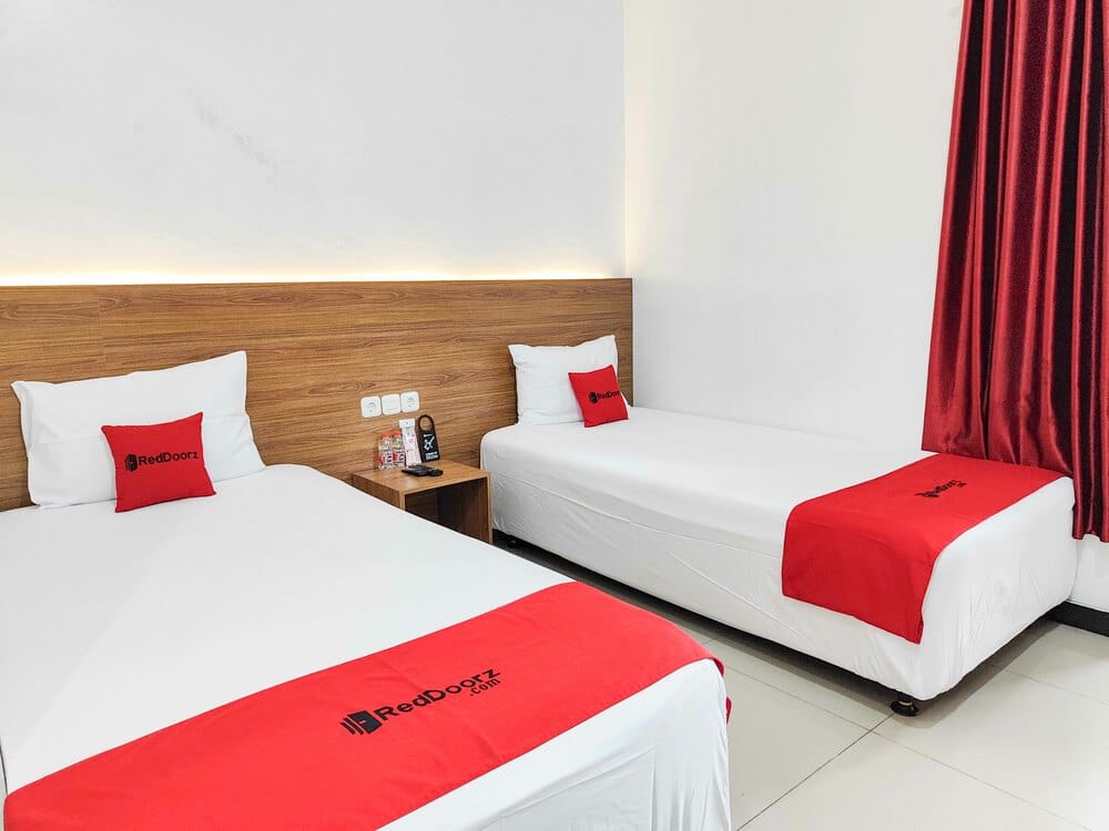 RedDoorz Twin Room