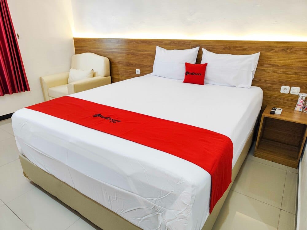 RedDoorz Deluxe Room