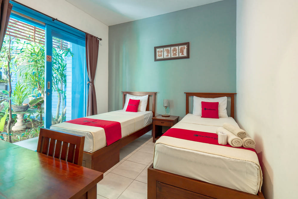 RedDoorz Twin Room