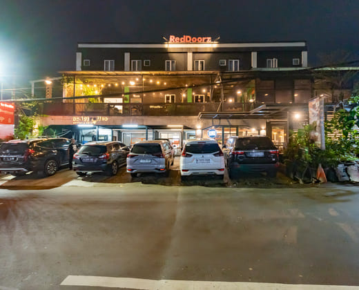 RedDoorz near Botani Square Mall