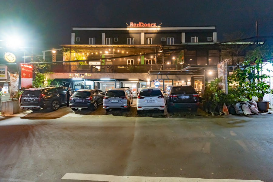 RedDoorz near Botani Square Mall