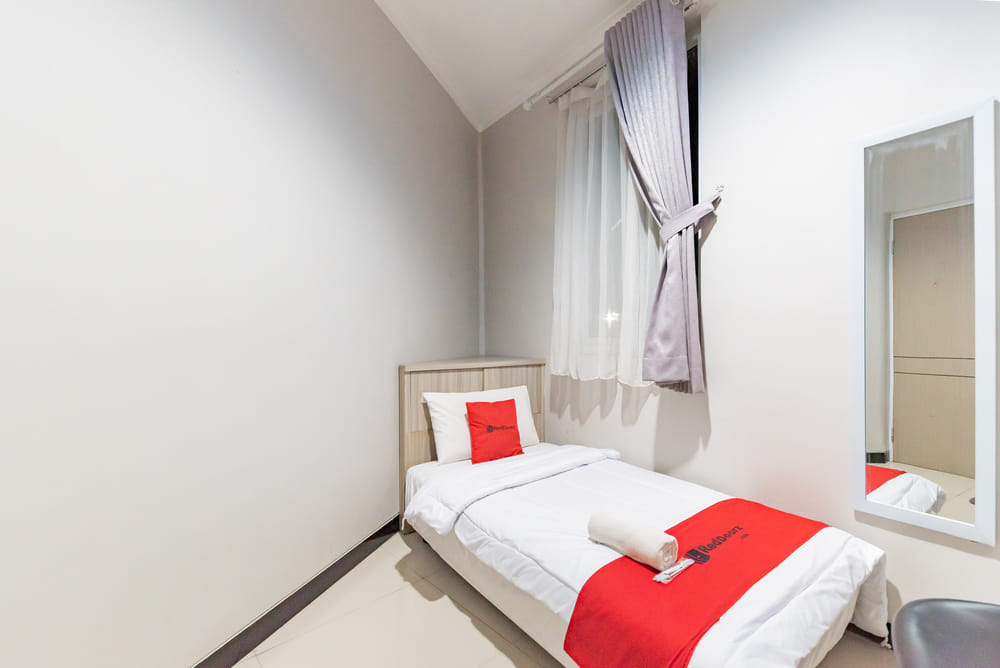 RedDoorz Single Room