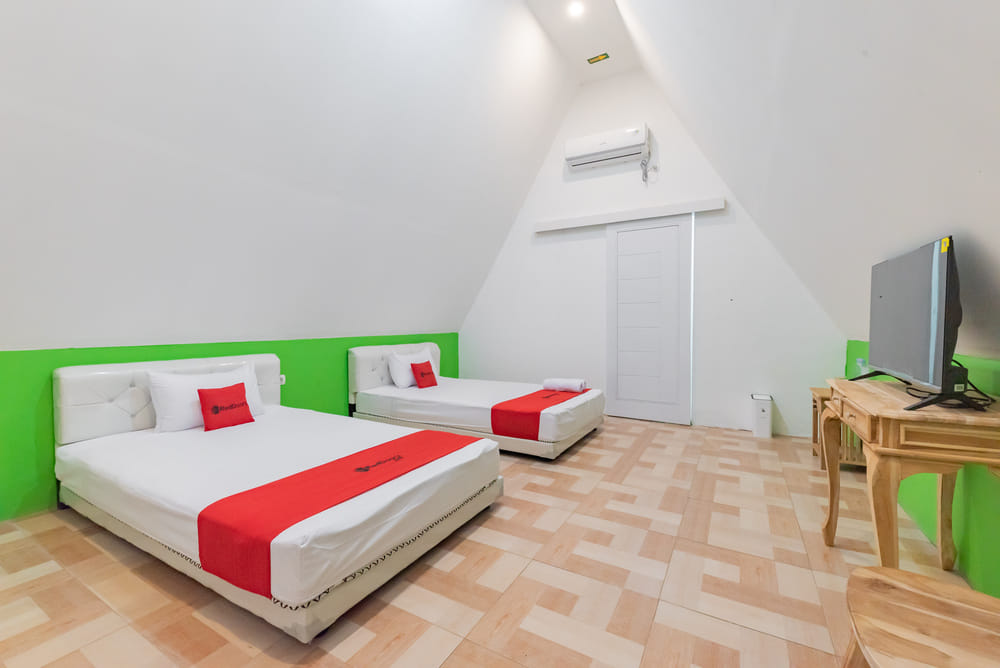 RedDoorz Deluxe Twin Room