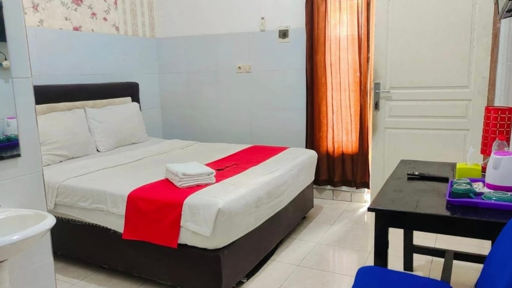 RedDoorz Deluxe Room