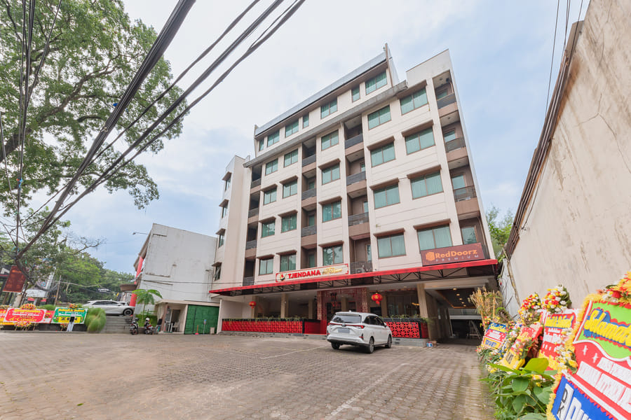 RedDoorz Premium near Paris Van Java Mall