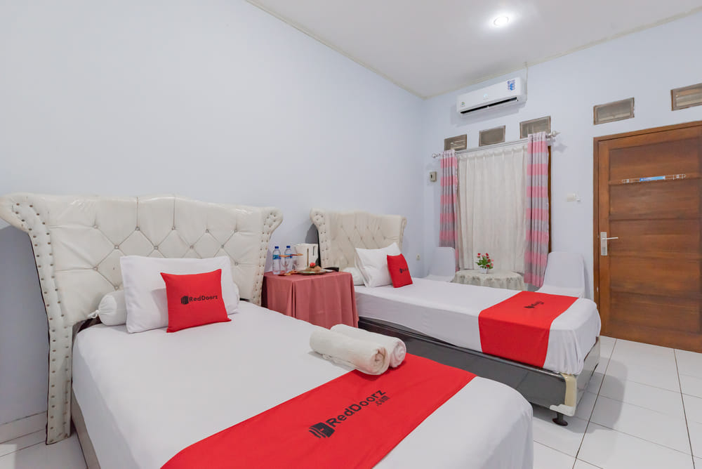 RedDoorz Deluxe Twin Room