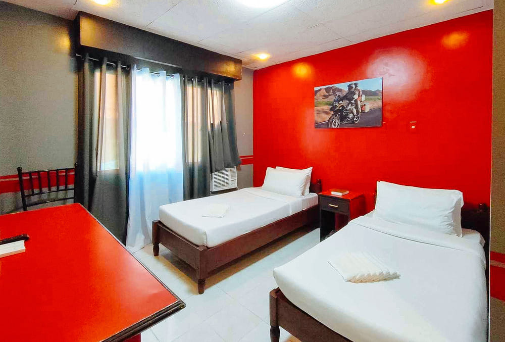 RedDoorz Twin Room
