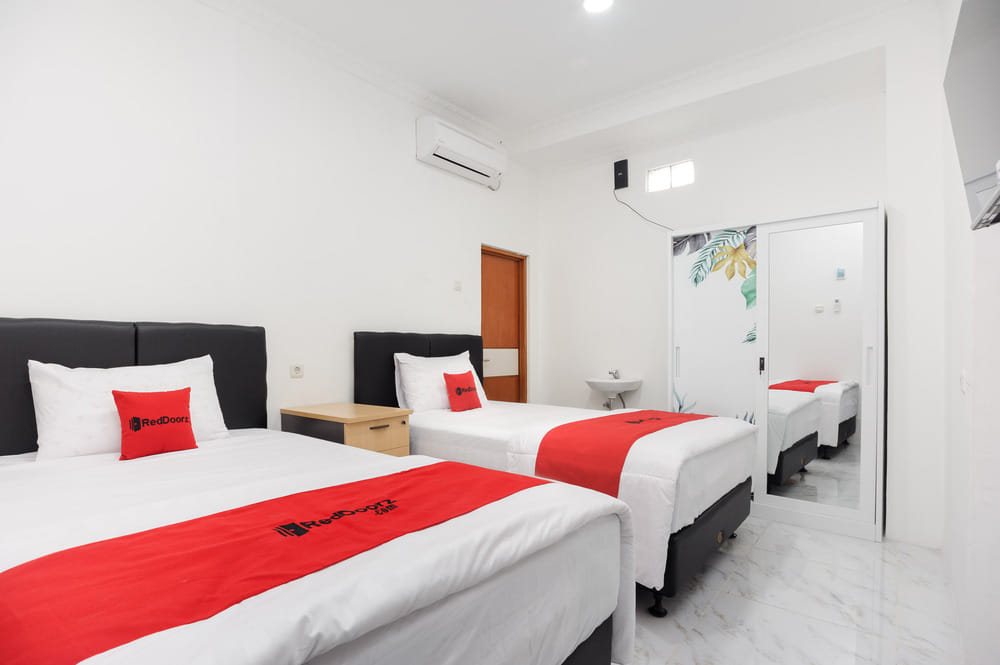 RedDoorz Twin Room