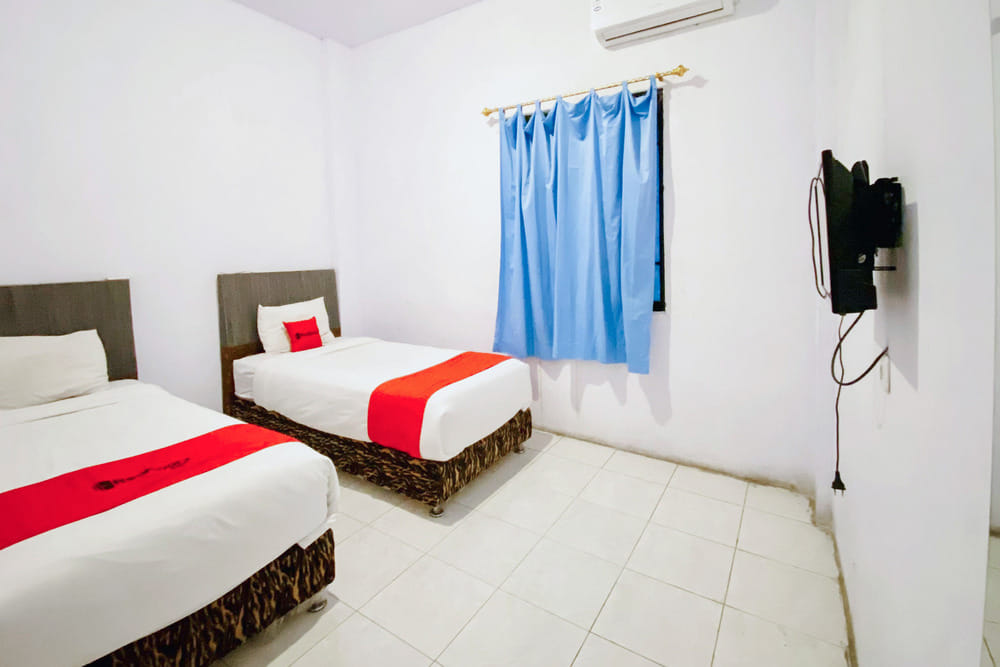 RedDoorz Twin Room