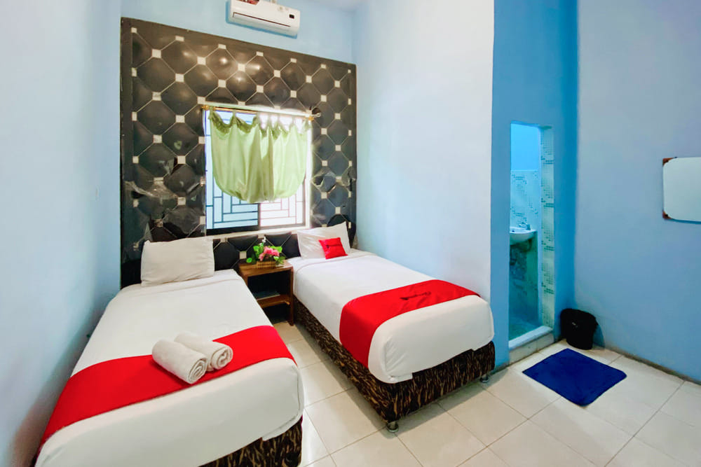 RedDoorz Deluxe Twin Room