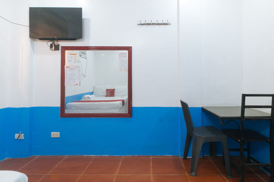 RedDoorz @ Moss Hotel Dasmarinas