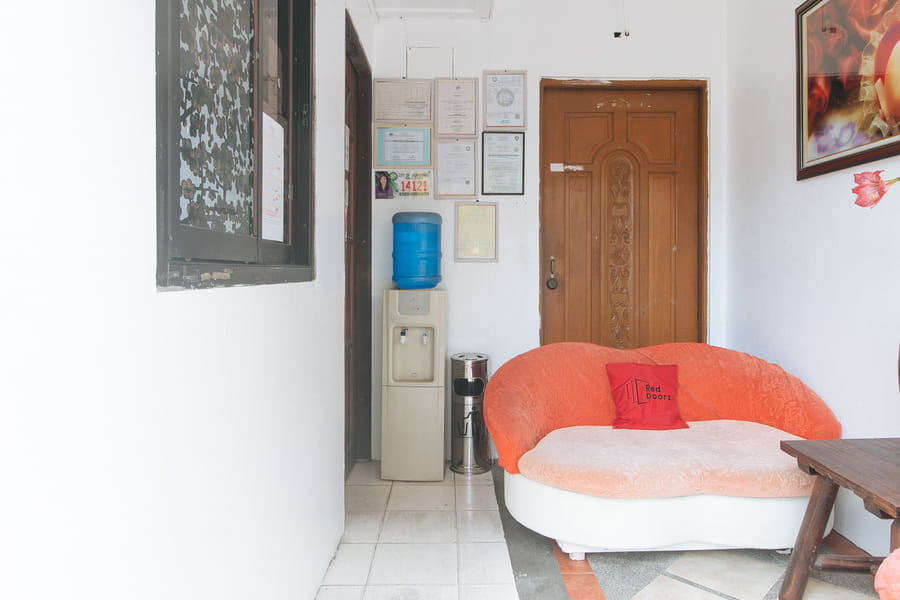 RedDoorz @ Moss Hotel Dasmarinas