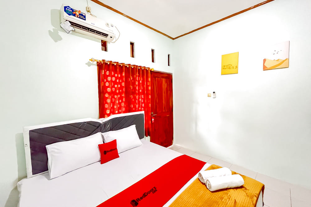 RedDoorz Deluxe Room